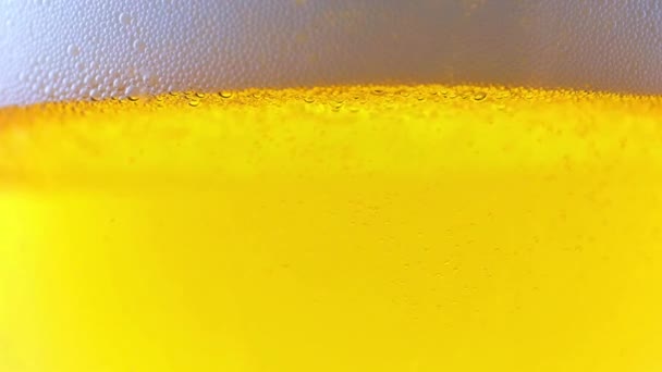 Bolle Aria Nella Schiuma Sulla Superficie Della Birra Leggera — Video Stock