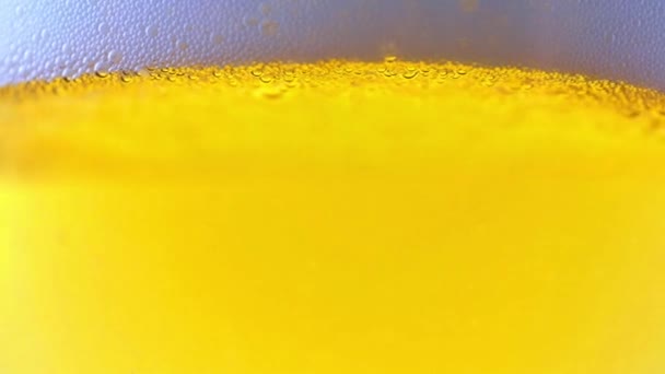 Bolle Aria Nella Schiuma Sulla Superficie Della Birra Leggera — Video Stock