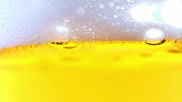 Bolhas Espuma Superfície Cerveja Leve — Vídeo de Stock