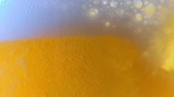 Φυσαλίδες Αέρα Στον Αφρό Στην Επιφάνεια Της Ελαφριάς Μπύρας — Αρχείο Βίντεο