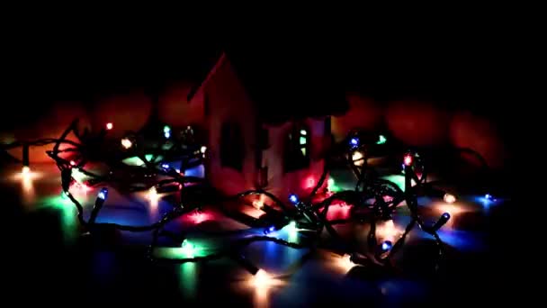 Dekoratives Haus Und Hell Brennender Weihnachtskranz — Stockvideo
