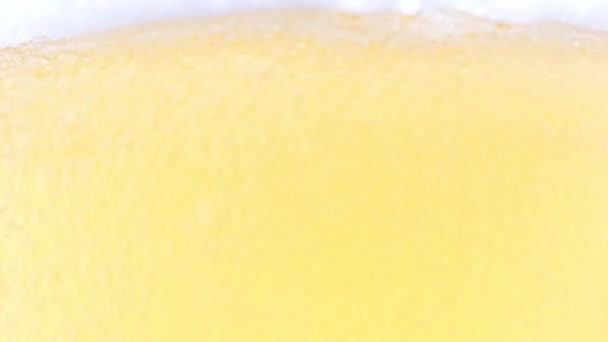 一杯淡啤酒中的气泡 — 图库视频影像