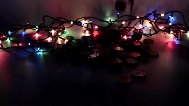 Setumpuk Koin Berwarna Emas Dan Karangan Bunga Natal Cahaya — Stok Video
