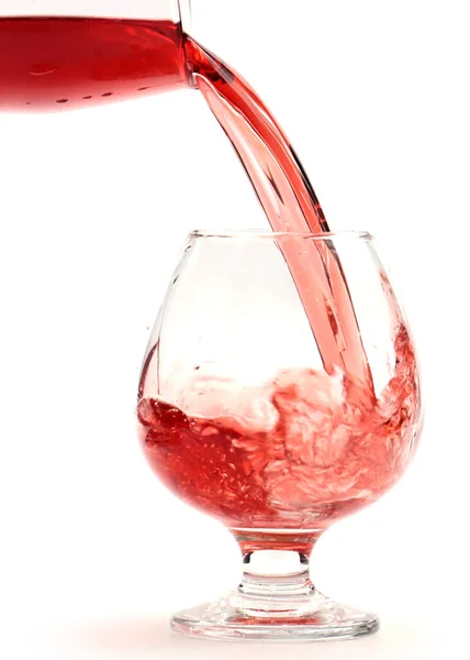 Φωτεινό Κόκκινο Ροή Του Κρασιού Όταν Χύνεται Ένα Ποτήρι — Φωτογραφία Αρχείου
