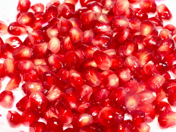 Leuchtend Rote Körner Von Reifem Granatapfel Als Leckerbissen — Stockfoto