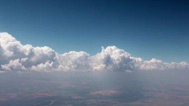 Hareket eden bir uçaktan bakıldığında gökyüzündeki güneş bulutları