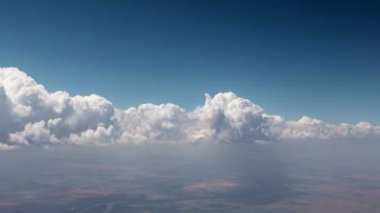 Hareket eden bir uçaktan bakıldığında gökyüzündeki güneş bulutları