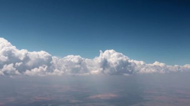 Hareket eden bir uçaktan bakıldığında gökyüzündeki güneş bulutları