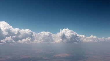 Hareket eden bir uçaktan bakıldığında gökyüzündeki güneş bulutları
