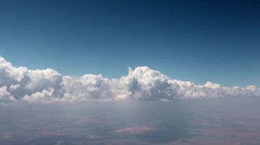 Hareket eden bir uçaktan bakıldığında gökyüzündeki güneş bulutları