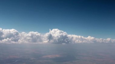 Hareket eden bir uçaktan bakıldığında gökyüzündeki güneş bulutları