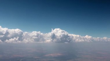 Hareket eden bir uçaktan bakıldığında gökyüzündeki güneş bulutları