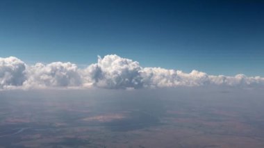 Hareket eden bir uçaktan bakıldığında gökyüzündeki güneş bulutları