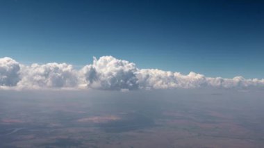 Hareket eden bir uçaktan bakıldığında gökyüzündeki güneş bulutları