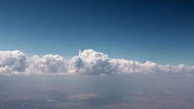 Hareket eden bir uçaktan bakıldığında gökyüzündeki güneş bulutları