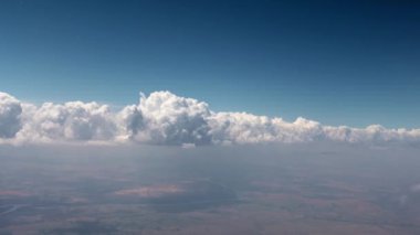 Hareket eden bir uçaktan bakıldığında gökyüzündeki güneş bulutları