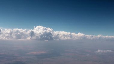 Hareket eden bir uçaktan bakıldığında gökyüzündeki güneş bulutları