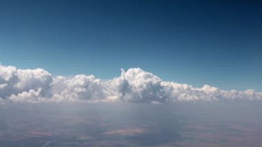Hareket eden bir uçaktan bakıldığında gökyüzündeki güneş bulutları