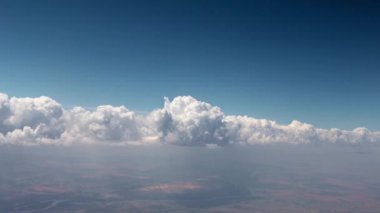 Hareket eden bir uçaktan bakıldığında gökyüzündeki güneş bulutları