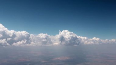 Hareket eden bir uçaktan bakıldığında gökyüzündeki güneş bulutları