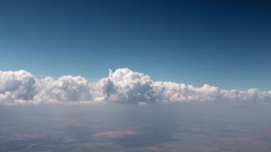 Hareket eden bir uçaktan bakıldığında gökyüzündeki güneş bulutları