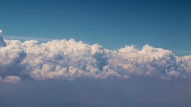 Hareket eden bir uçaktan bakıldığında gökyüzündeki güneş bulutları