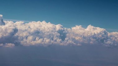 Hareket eden bir uçaktan bakıldığında gökyüzündeki güneş bulutları