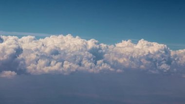 Hareket eden bir uçaktan bakıldığında gökyüzündeki güneş bulutları