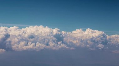 Hareket eden bir uçaktan bakıldığında gökyüzündeki güneş bulutları