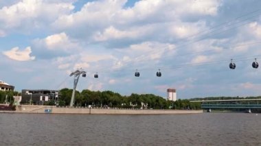 Merkez stadyumdan Moskova Rusya 'nın serçe tepelerine kadar nehri geçen teleferik.