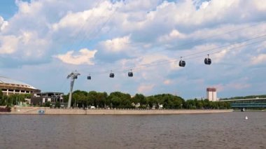 Merkez stadyumdan Moskova Rusya 'nın serçe tepelerine kadar nehri geçen teleferik.