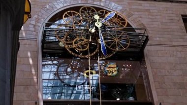 Moskova Rusya 'daki bir çocuk mağazasında saatin hareketi ve duvar saati mekanizması.