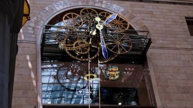 Moskova Rusya 'daki bir çocuk mağazasında saatin hareketi ve duvar saati mekanizması.