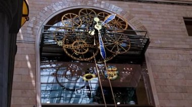 Moskova Rusya 'daki bir çocuk mağazasında saatin hareketi ve duvar saati mekanizması.