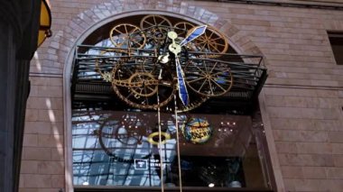 Moskova Rusya 'daki bir çocuk mağazasında saatin hareketi ve duvar saati mekanizması.