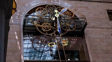 Moskova Rusya 'daki bir çocuk mağazasında saatin hareketi ve duvar saati mekanizması.