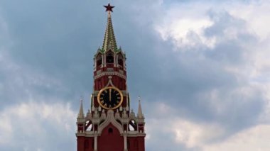 Saatin üzerindeki eller Moskova Kremlin Rusya 'nın Spasskaya Kulesi' ne bakıyor.