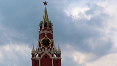 Saatin üzerindeki eller Moskova Kremlin Rusya 'nın Spasskaya Kulesi' ne bakıyor.