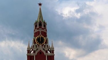 Saatin üzerindeki eller Moskova Kremlin Rusya 'nın Spasskaya Kulesi' ne bakıyor.