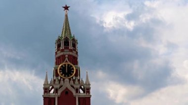 Saatin üzerindeki eller Moskova Kremlin Rusya 'nın Spasskaya Kulesi' ne bakıyor.