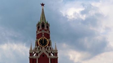 Saatin üzerindeki eller Moskova Kremlin Rusya 'nın Spasskaya Kulesi' ne bakıyor.