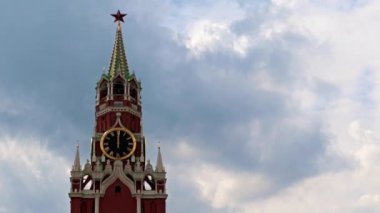 Saatin üzerindeki eller Moskova Kremlin Rusya 'nın Spasskaya Kulesi' ne bakıyor.