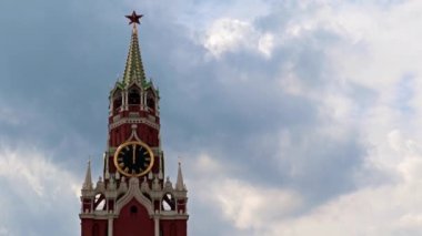 Saatin üzerindeki eller Moskova Kremlin Rusya 'nın Spasskaya Kulesi' ne bakıyor.