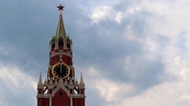 Saatin üzerindeki eller Moskova Kremlin Rusya 'nın Spasskaya Kulesi' ne bakıyor.