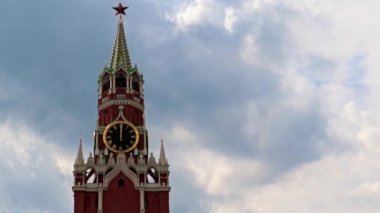 Saatin üzerindeki eller Moskova Kremlin Rusya 'nın Spasskaya Kulesi' ne bakıyor.