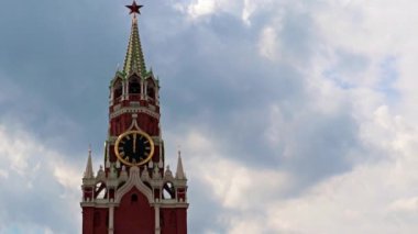 Saatin üzerindeki eller Moskova Kremlin Rusya 'nın Spasskaya Kulesi' ne bakıyor.