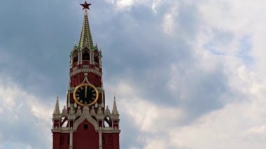 Saatin üzerindeki eller Moskova Kremlin Rusya 'nın Spasskaya Kulesi' ne bakıyor.