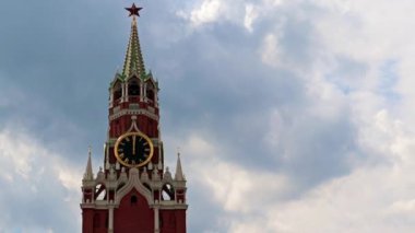 Saatin üzerindeki eller Moskova Kremlin Rusya 'nın Spasskaya Kulesi' ne bakıyor.