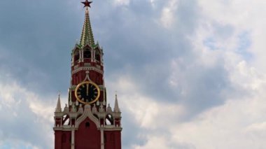 Saatin üzerindeki eller Moskova Kremlin Rusya 'nın Spasskaya Kulesi' ne bakıyor.