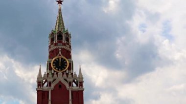 Saatin üzerindeki eller Moskova Kremlin Rusya 'nın Spasskaya Kulesi' ne bakıyor.